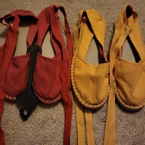 2 pairs of Havaianas flat with ankle ties